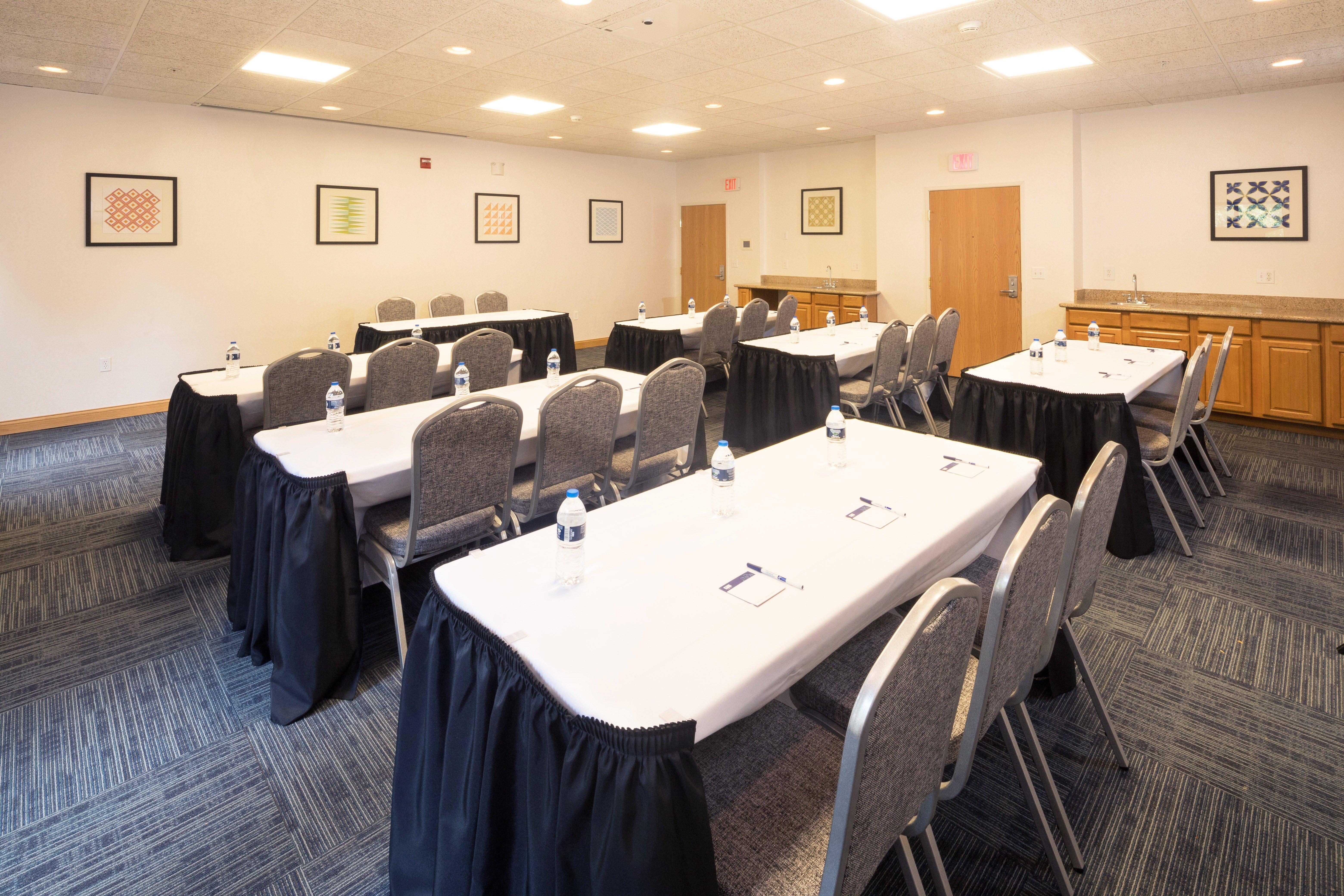 Holiday Inn Express Hotel & Suites Detroit-Utica By Ihg Exterior foto