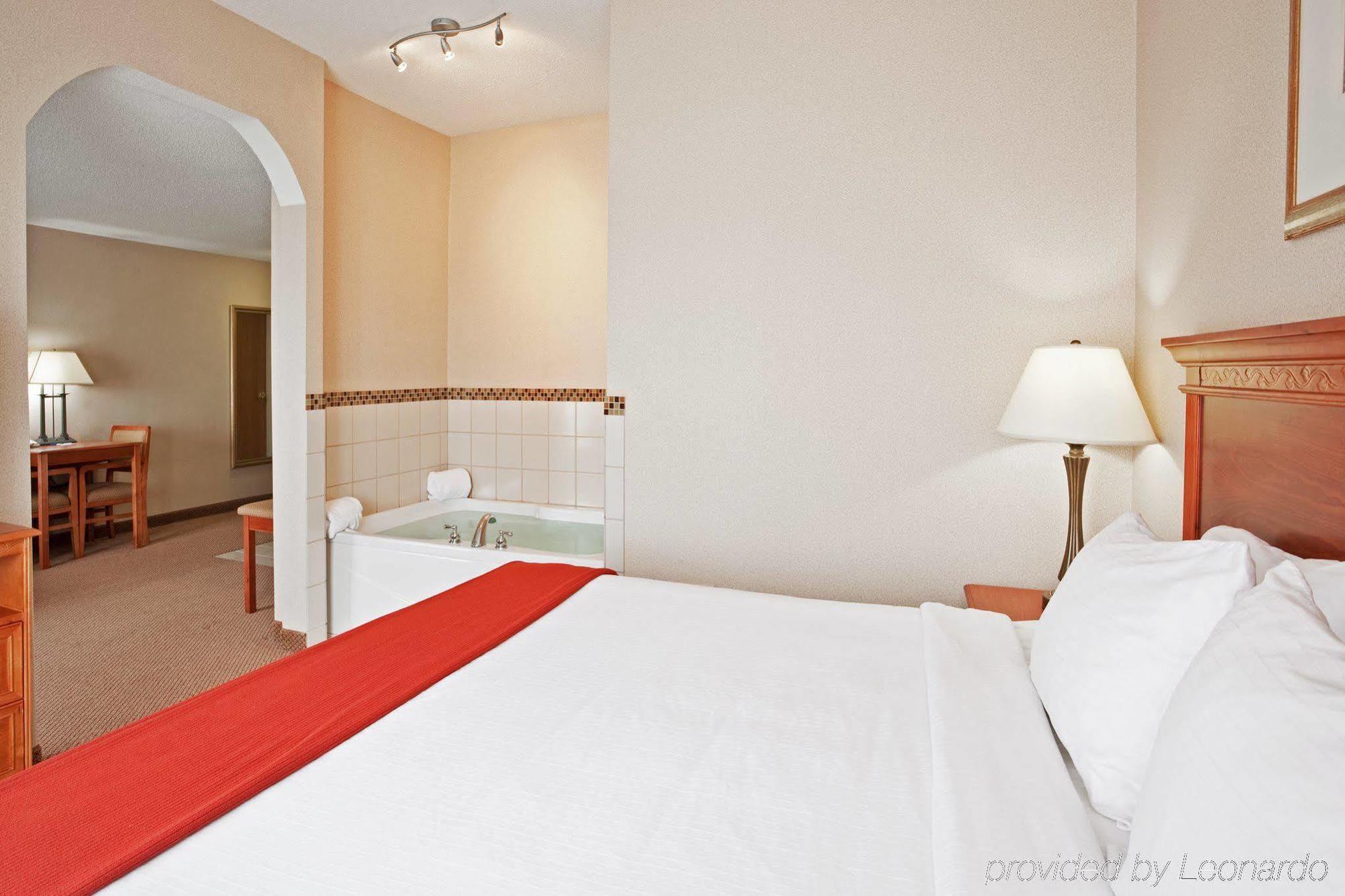 Holiday Inn Express Hotel & Suites Detroit-Utica By Ihg Zimmer foto